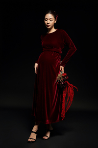 Robe midi en velours bordeaux pour femme, coupe ample, col rond, détail boutonné, respirante, style luxueux raffiné - Product Image 2