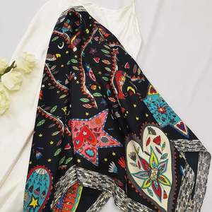 Élégant foulard en soie de créateur pour femme, bandana carré, foulard de tête tendance, foulard pour cheveux, foulard de cou doux et lisse au toucher satiné pour femme - Product Image 3