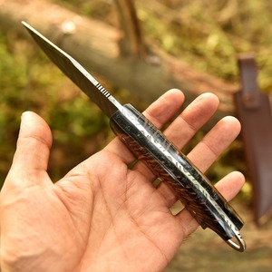 Cuchillo de acero de Damasco de alta calidad con mango de piña, punta de caída, orificio para el dedo, afilado a rasurada, para desollar y acampar, con funda de cuero, OEM - Product Image 3