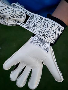 Guantes de portero de fútbol profesionales de alta calidad, con relieve, transpirables, de látex blanco, de la marca Ako. - Product Image 2