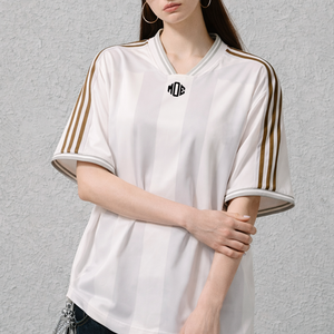 Maillot de football américain tendance 2026 pour femme, coupe oversize à rayures, léger et respirant en polyester, haut de sport décontracté, marque privée OEM - Product Image 1