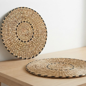 Sets de table ronds en paille avec accents noirs, faits à la main, décoration de table naturelle pour restaurants, fournisseur en gros, fabricant Vietnam - Product Image 2