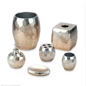 Elegante Juego de Baño Moderno de Metal con Portacepillos y Dispensador de Jabón Líquido - Product Image 4