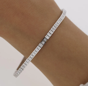 Bracelet tennis pour femme en acier inoxydable plaqué rhodium avec diamants taille princesse sertis en canal, design géométrique classique - Product Image 3