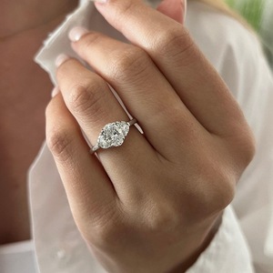 Anillo de Tres Piedras de Moissanita con Corte Ovalado de 2 Quilates, Corte de Media Luna Lateral, Plata 925 Original, Ideal para Regalo Sorpresa de Boda para Pareja - Product Image 5