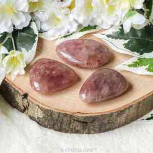 Pierre de quartz fraise naturelle polie, forme roulée, de haute qualité, pour la méditation et la guérison. - Product Image 4