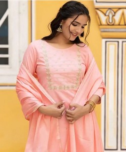Conjunto Moderno de Top, Pantalón y Dupatta de Rayón con Bordado Vintage de Secado Rápido para Mujer, Ropa Étnica de India y Pakistán, Corte Regular, Todas las Temporadas 85902 - Product Image 1
