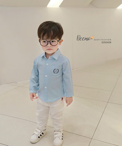 เสื้อเชิ้ตเด็กผู้ชายสำหรับฤดูใบไม้ร่วงและฤดูหนาว ขายส่ง เสื้อผ้าลำลอง ดีไซน์ใหม่ สไตล์เกาหลี สีน้ำเงินขาว เสื้อเชิ้ตสำหรับใส่ไปโรงเรียนหรืองานแต่งงาน - Product Image 3