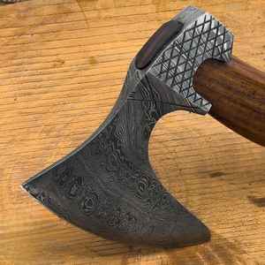 Hacha Vikinga EMO Hecha a Mano con Acero de Damasco, Hacha de Campamento para Exteriores, Mango de Madera de Grado Industrial con Funda - Product Image 4