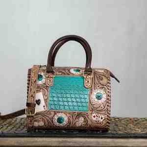 Bolso de Hombro para Mujer, Diseño Floral Tallado a Mano, Patrón a Cuadros, 100% Cuero Genuino, Estilo Weekender, Portátil y Práctico - Product Image 1