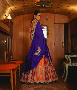 ชุดเลเฮนกาผ้าไหมดีไซน์เนอร์พรีเมียมสองสี พร้อมผ้าคลุมไหล่ สำหรับผู้หญิงอินเดียและปากีสถาน ชุดแต่งงานแบบดั้งเดิม ชุดงานดิวาลี ชุดงานเลี้ยง งานหนัก สำหรับขายส่ง - Product Image 1