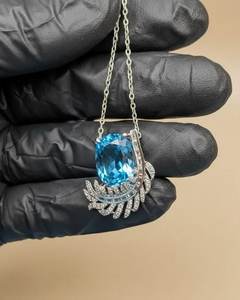Colgante de Lujo de Plata 925 con Moissanita, Diseño de Ala, Corte Ovalado, Piedra Azul Engastada en Bisel, Joyería para Uso Diario de Mujer - Product Image 3
