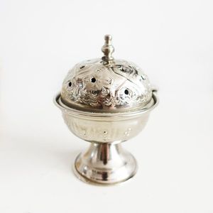 Quemador de incienso de metal hecho a mano de lujo para fragancia de Oud, pieza decorativa para interiores. - Product Image 4