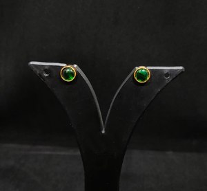 Élégantes boucles d'oreilles clous en diamant américain vert avec placage or DIY, bijoux pour femmes du Rajasthan pour les occasions de mariage et d'anniversaire - Product Image 2