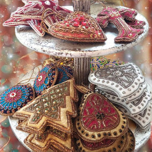 Ornements de Noël de luxe de haute qualité, doux et élégants, brodés à la main avec des motifs personnalisables - Product Image 3