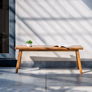 Banco Minimalista de Madera con Acabado Liso que Brinda Asientos Cómodos y un Estilo Visual Elegante - Product Image 1