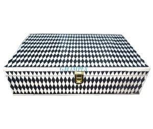 Organizador de joyero de madera con incrustaciones de hueso de línea horizontal en blanco y negro personalizable disponible en tamaños y colores personalizados - Product Image 1