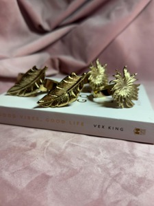 แหวนใส่ผ้าเช็ดปากทองเหลืองลายใบไม้และดอกไม้ คุณภาพดีเยี่ยม สำหรับขายส่ง - Product Image 2