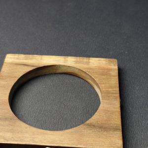 Brazalete de Madera Cuadrado con Grano Natural Ecológico – Pulsera de Perfil Plano Hecha a Mano por Artesanos – Tonos Bohemios y Terrosos Sostenibles - Product Image 6