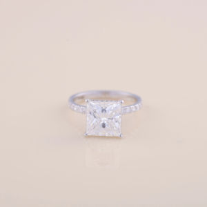 Anillo de Compromiso con Diamante Cultivado en Laboratorio de Corte Princesa de 1.00ct y Banda con Incrustaciones de Diamantes Redondos de 0.49ct en Oro Blanco de 18K - Product Image 1