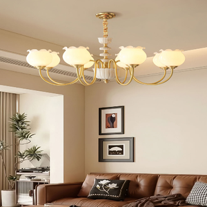 Un exquisito candelabro antiguo de bronce diseñado con brazos decorados con motivos curvilíneos y cuentas de cristal transparente, disponible a precios de mayorista. - Product Image 2