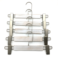 Cintres en bois blanc vieilli avec pinces et crochets en acier inoxydable, design minimaliste pour placard, cintres en bois avec logo