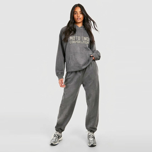 Conjunto de Sudadera con Capucha y Pantalones de Forro Polar Gris para Mujer, Corte Holgado, Estilo Casual Urbano, con Bolsillo y Diseño de Letras Impresas, para Todas las Temporadas - Product Image 1