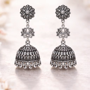 Pendientes Jhumka Florales de Plata Oxidada con Loto, Clásicos en Forma de Campana, Delicados con Cuentas de Plata, Ligeros y Cómodos - Product Image 1