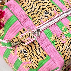 Bolsa de Viaje Tipo Weekender Acolchada con Estampado de Tigre, Rosa y Verde a Rayas, Cierre de Cremallera, Gran Capacidad, para Mujer - Product Image 5