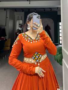 Conjunto de Lehenga Choli listo para usar para Navratri, con tela de rayón de diseño que se ha enriquecido con el tradicional patchwork Gamthi y un toque de Gota Patti. - Product Image 3