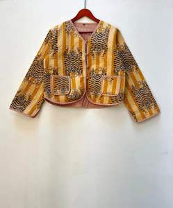 Blouson bomber matelassé réversible à imprimé tigre, éco-responsable, avec boutons vintage, manches courtes, prêt pour l'hiver - Product Image 1