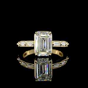 Anillo de Compromiso con Diamante Cultivado en Laboratorio con Corte Esmeralda Clásico Certificado por IGI, Piedras Laterales Baguette, Chapado en Rodio, Oro de 10K, 14K, 18K, Plata 925, 935 - Product Image 1