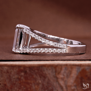แหวนเพชรทรงเหลี่ยมมรกต 2 กะรัต สวยงาม ประดับเพชรแบบฝังเต็มตัวเรือน ทองคำขาว 10K ได้รับการรับรองจาก IGI แหวนสำหรับเจ้าสาว - Product Image 2