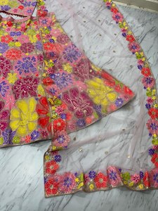 Ensemble Lehenga Choli de créateur, dernière collection, pour mariage et fête traditionnelle, avec broderie, coupe ajustée, pour l'été, avec dupatta en tulle et fausse fourrure - Product Image 4