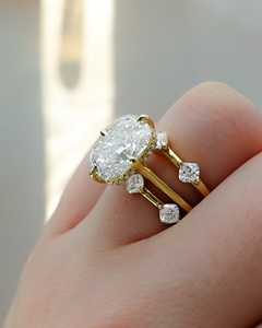 Bague de fiançailles classique en or 14 carats avec diamant de laboratoire certifié IGI de 4 carats, taille coussin, sertie sur 4 griffes, plaqué rhodium, pour femme - Product Image 4