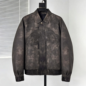 Chaqueta de Cuero Retro Personalizada para Hombre, Impermeable, Resistente al Viento, Estilo Urbano, con Detalles Metálicos Nostálgicos, Bordado en Cuero, Diseño Holgado, OEM - Product Image 4