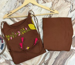 Robe ethnique en coton marron pour femmes, longueur cheville, avec broderie florale, coupe ample, tenue décontractée, style indien - Product Image 3