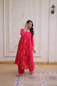 Elegante Conjunto de Kurta de Seda Rosa, Kurti de Diseñador con Bordado Detallado, Atuendo Étnico Ligero para Ocasiones Festivas - Product Image 5