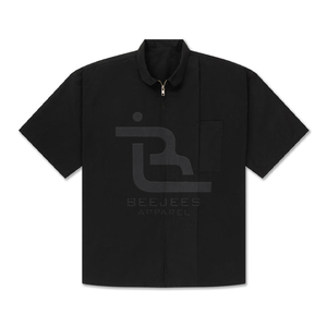 เสื้อเชิ้ตแขนสั้นผู้ชายสีดำยี่ห้อ Beejees Apparel แบบมีซิป ผ้าถักเนื้อนุ่ม 100% คอตตอน แห้งเร็ว ระบายอากาศได้ดี มีโลโก้ด้านหน้า - Product Image 1
