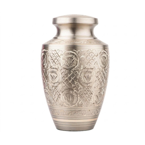 Urne funéraire commémorative en métal finition étain, gravée à la main avec motifs floraux, artisanale en laiton massif, pour cendres humaines adultes. - Product Image 1