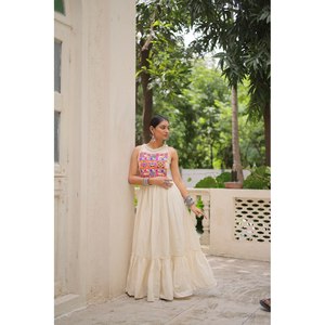 Robe de soirée brodée multi-fils spéciale Navratri - Product Image 2