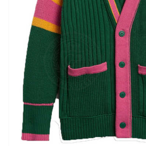 Cardigan en acrylique tricoté vert pour hommes et femmes, avec bordure rose rayée et broderie de lettres grecques, idéal pour toutes les saisons – Collection Fraternité et Sororité - Product Image 2