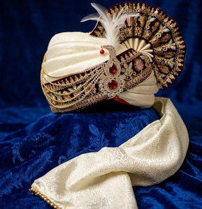 Pagri Tradicional de Seda Color Marfil para Novio, con Borde Zardosi Color Granate y Kalgi de Rubí, Turbante de Boda Safa, Venta al Por Mayor OEM - Product Image 1