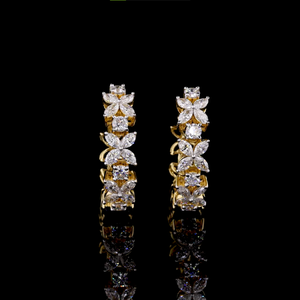 Pendientes de Aro con Diamantes Florales en Oro |   Pendientes Huggies con Diamantes de Corte Marquesa y Redondo |   Joyería OEM ODM - Product Image 1