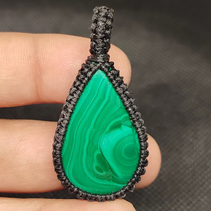 Pequeño Colgante Bohemio de Malaquita con Cabujón en Forma de Gota y Cordón de Macramé, Regalo Unisex para Amantes del Budismo - Product Image 1
