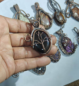 Vente en gros de pendentifs en pierres précieuses faits à la main pour enfants, enroulés de fil de cuivre, assortiment de cristaux naturels, bijoux artisanaux, bouddhisme tibétain - Product Image 5