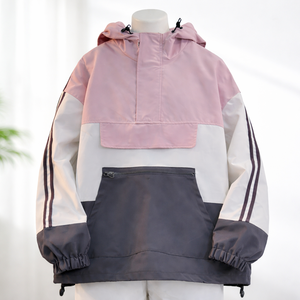 Chaqueta cortavientos unisex ligera con capucha, bloques de color y bolsillo canguro. - Product Image 1