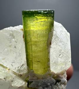 Cristal de Turmalina Natural sobre Cuarzo de Skardu, Pakistán, Espécimen Mineral Raro, Gema de Colección para Exhibición - Product Image 6