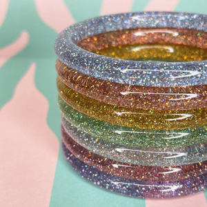 Lot de bracelets fins et ronds en résine, effet arc-en-ciel, incrustés de paillettes holographiques brillantes et denses, disponibles à prix de gros. - Product Image 1