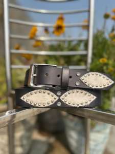 Ceinture en cuir vintage cloutée artisanale de qualité supérieure avec design en cuir de vachette à poils apparents et boucle en acier robuste - Product Image 3